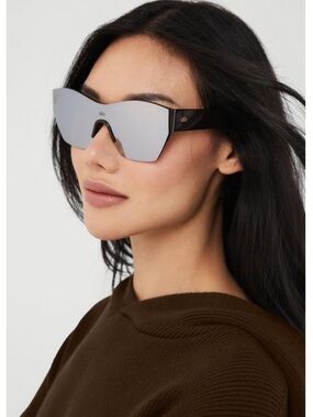 ALO Yoga Stunner Sunglasses in Espresso Brown